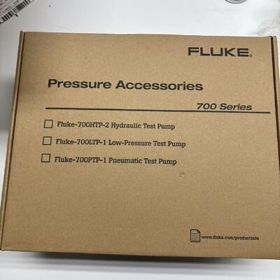 Fluke 700PTP-1 Pneumatic Test Pump with 1.43 lb Weight and 650 g Capacity for Differential Pressure Gauge